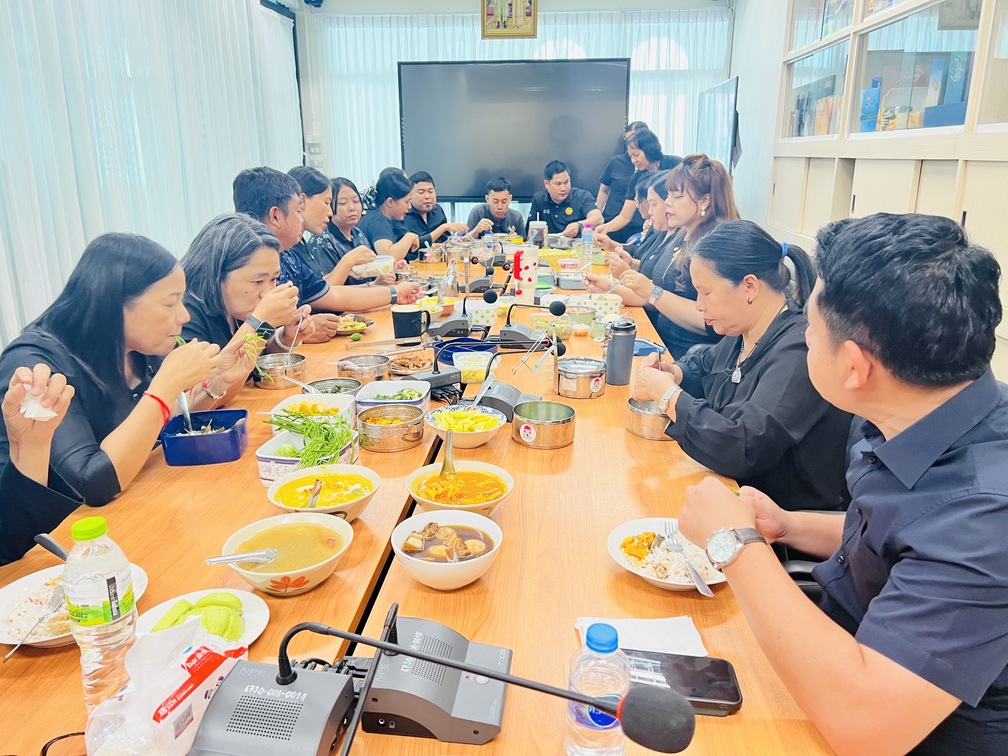 พัฒนาการจังหวัดพังงา นำทีมสร้างสุขในองค์กร สร้างวัฒนธรรม “Lunch of the Week” กินข้าวกลางวันร่วมกันประจำสัปดาห์  อิ่มท้อง อุ่นใจ สร้างสุขในองค์กร