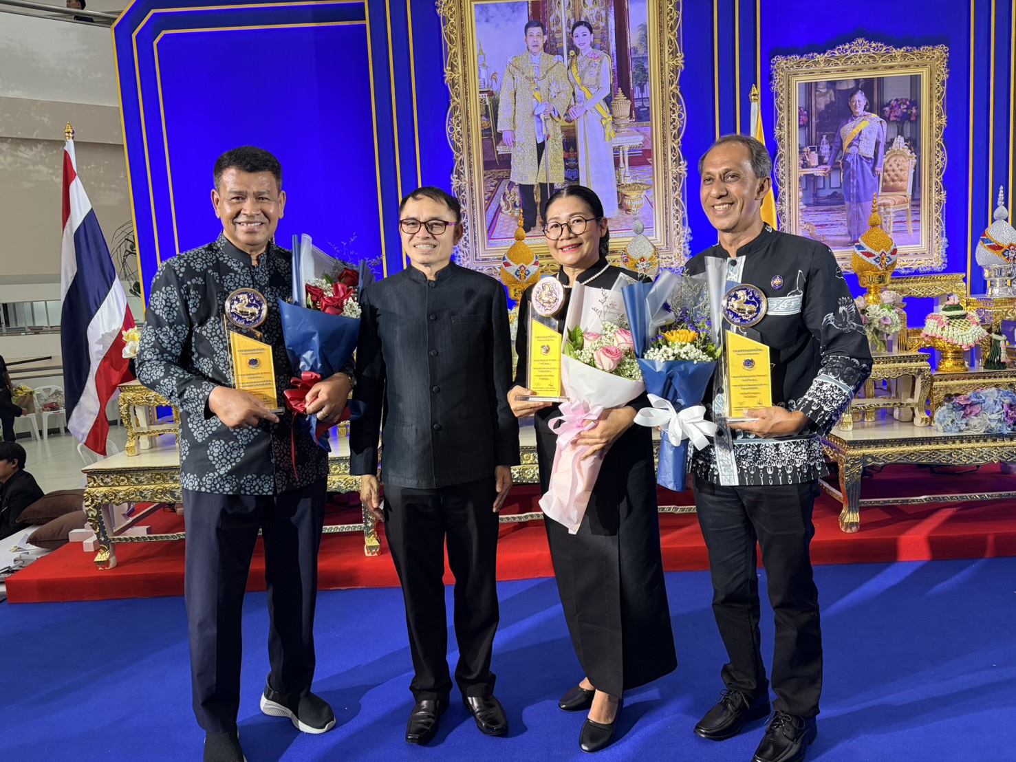 พช.พังงา ร่วมงาน CD Next 2026 นำผู้นำ อช./ผู้นำกลุ่ม/องค์กร รับรางวัล “โล่รางวัลสิงห์ทอง“ เชิดชูเกียรติสุดยอดผู้อยู่เบื้องหลังที่ใกล้ชิดประชาชนที่สุด ผู้สร้างสุขประชาชนอย่างยั่งยืน 