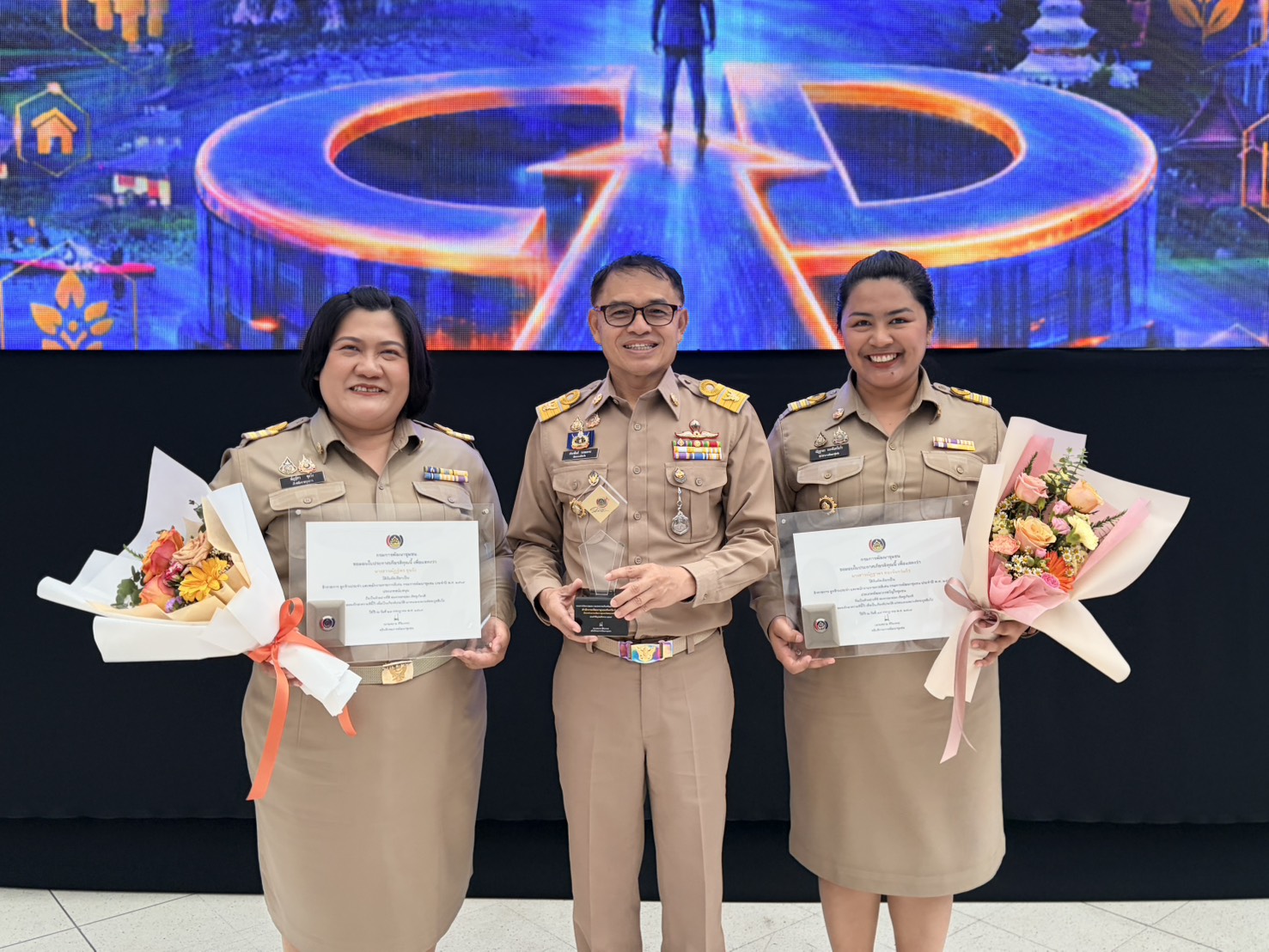 พช.พังงา ร่วมรับนโยบายและทิศทางการขับเคลื่อนงานพัฒนาชุมชน ประจำปี พ.ศ.2570 พร้อมนำทีมพัฒนาชุมชนจังหวัดพังงา คว้ารางวัล ”หน่วยงานพัฒนาชุมชนใสสะอาดดีเด่น“ 3 ปีซ้อน 